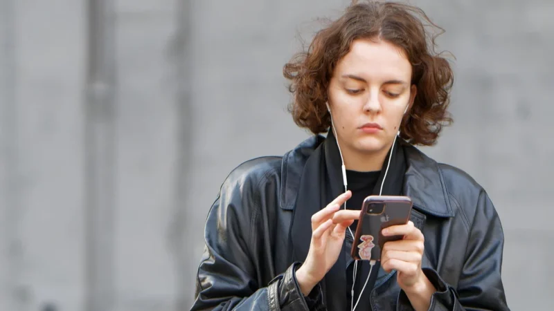 Cum să-ți protejezi sănătatea auditivă în era telefoanelor inteligente